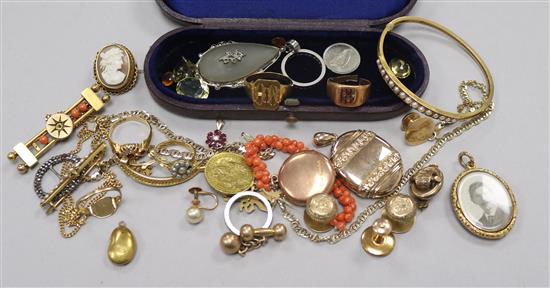 Assorted minor gold and semi-precious jewellery including an 18ct gold gem set ring.